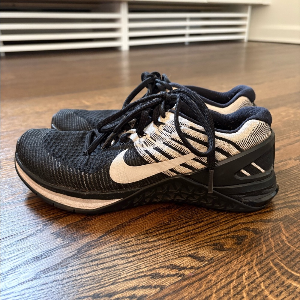 Nike Women's Macon DSX Flyknit Black and White Training Shoe - Picture 2 of 2
